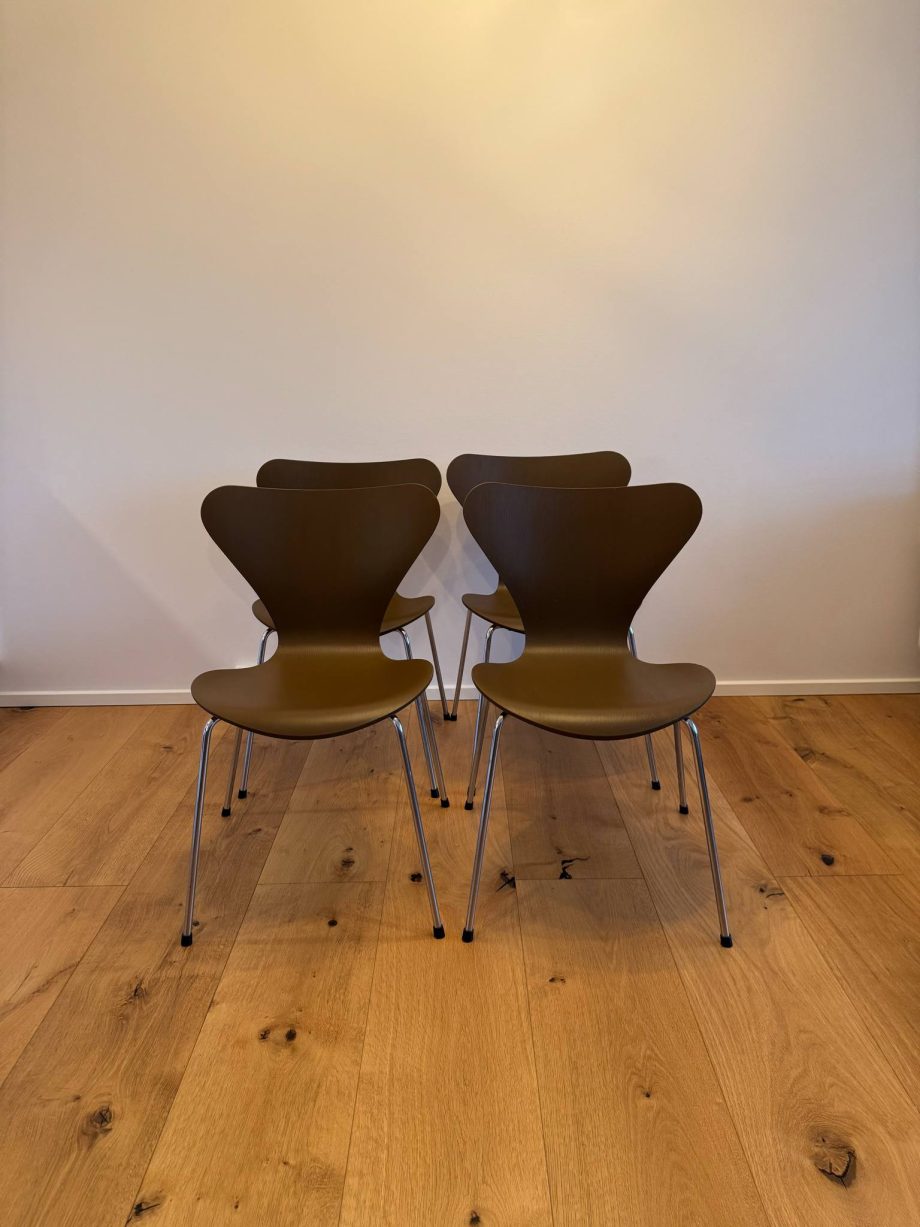 Arne Jacobsen 4 styk 7er nymalet i varm brun alle med fast ryg