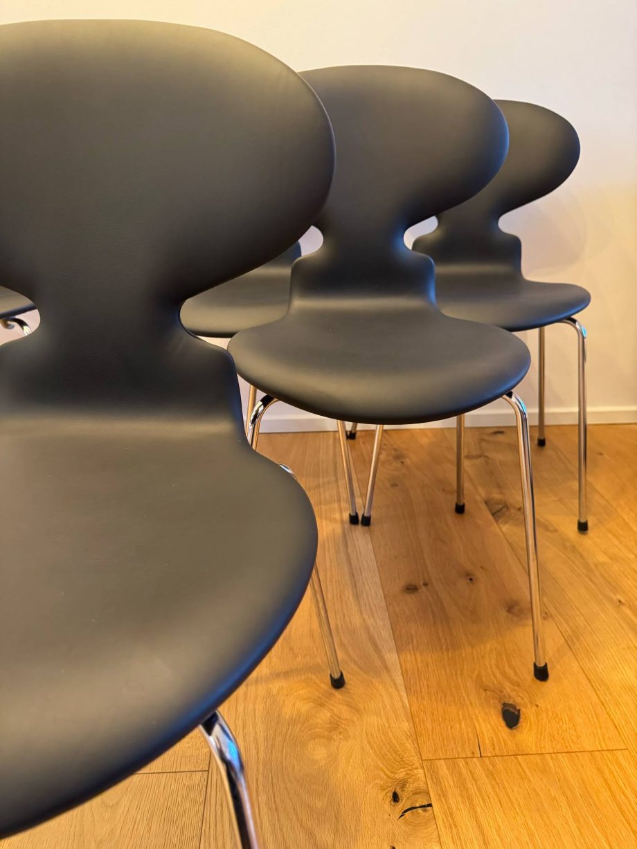 Arne Jacobsen myre i læder Myre 3101 ny polstrede i soft classic sort læder med fast ryg. Ben af forkromet stålrør.