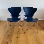 Arne Jacobsen 7er nymalet i mørkeblå