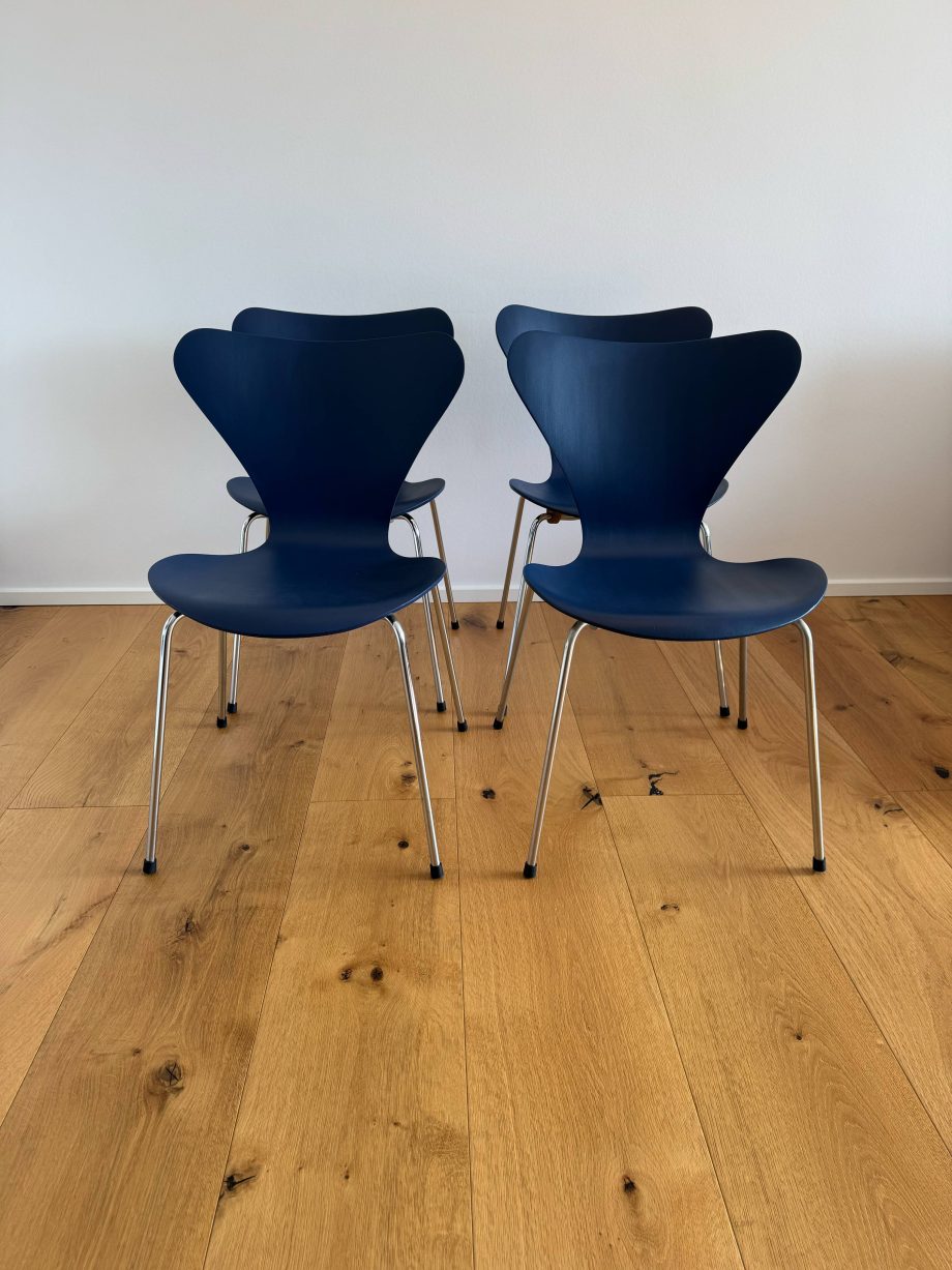 Arne Jacobsen 7er nymalet i mørkeblå