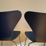 Arne Jacobsen 7er nymalet i mørkeblå