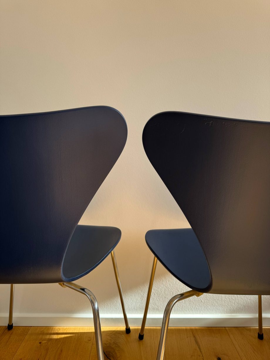 Arne Jacobsen 7er nymalet i mørkeblå