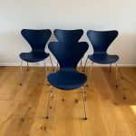 Arne Jacobsen 7er nymalet i mørkeblå