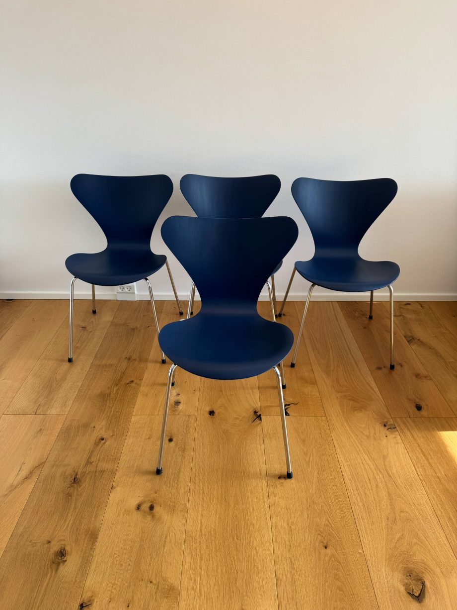 Arne Jacobsen 7er nymalet i mørkeblå