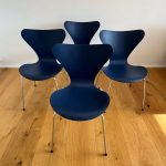 Arne Jacobsen 7er nymalet i mørkeblå