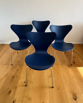 Arne Jacobsen 7er nymalet i mørkeblå