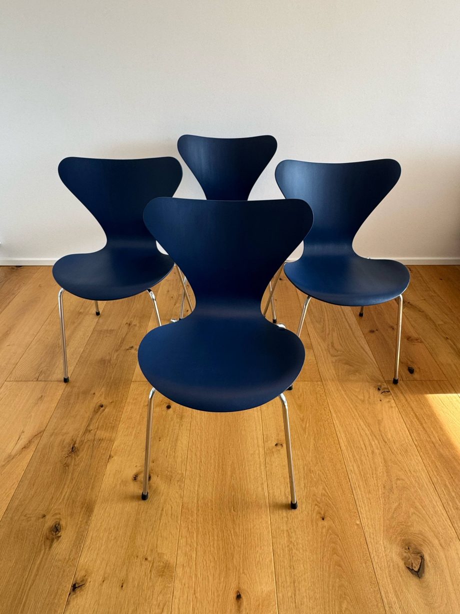 Arne Jacobsen 7er nymalet i mørkeblå