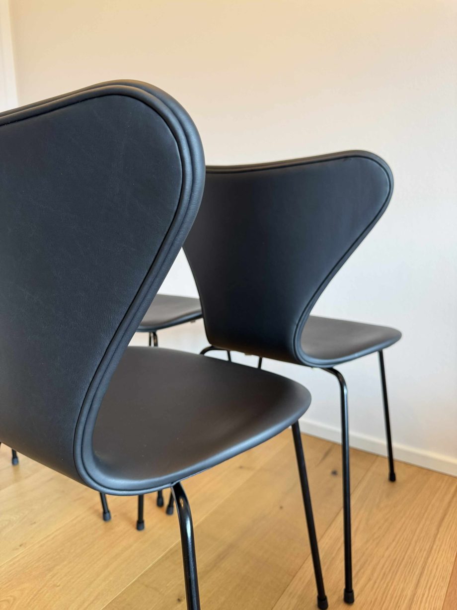 Arne Jacobsen 7er stole ny polstrede i soft classic sort læder