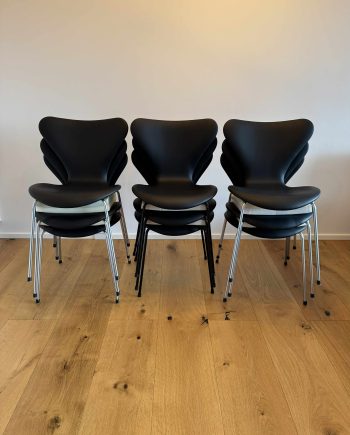Arne Jacobsen 7er stole ny polstrede i soft classic sort læder