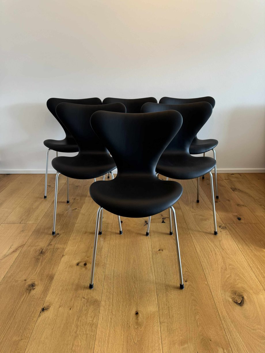 Arne Jacobsen 7er stole ny polstrede i soft classic sort læder